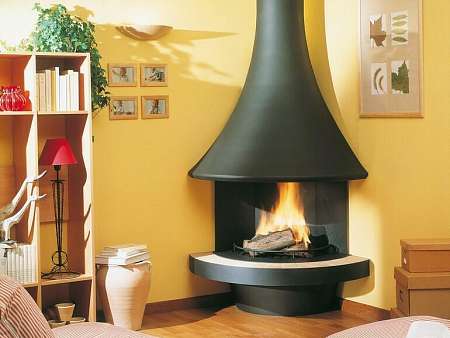 Полукруглый камин в угол