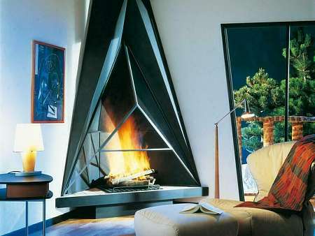 Стальной камин в углу