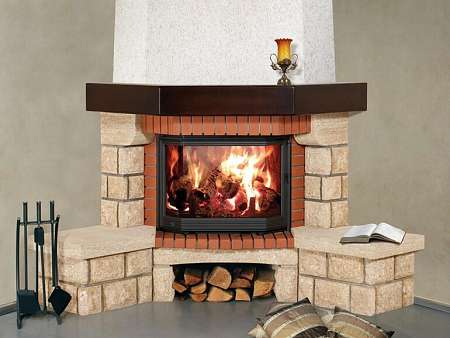 Угловой камин с дровником