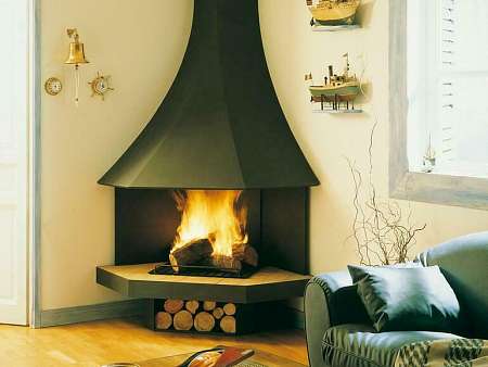 Открытый камин в углу комнаты