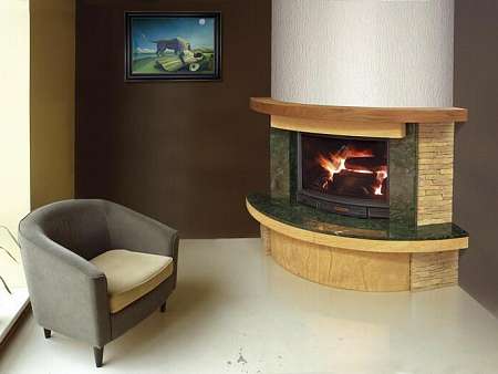 Маленький камин в гостинной