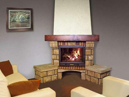 Камин из колотого камня