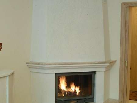 Небольшой камин в углу