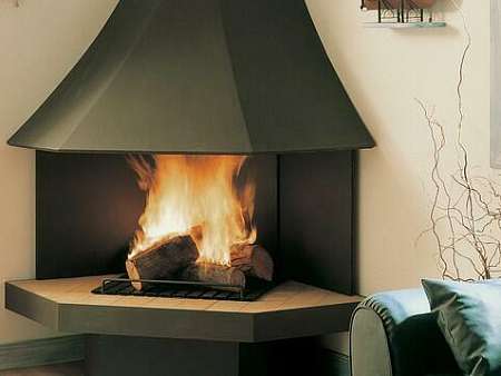 Железный камин в углу