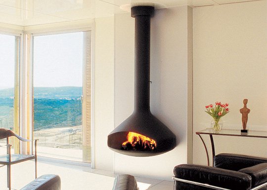 на стене закреплен дровяной камин