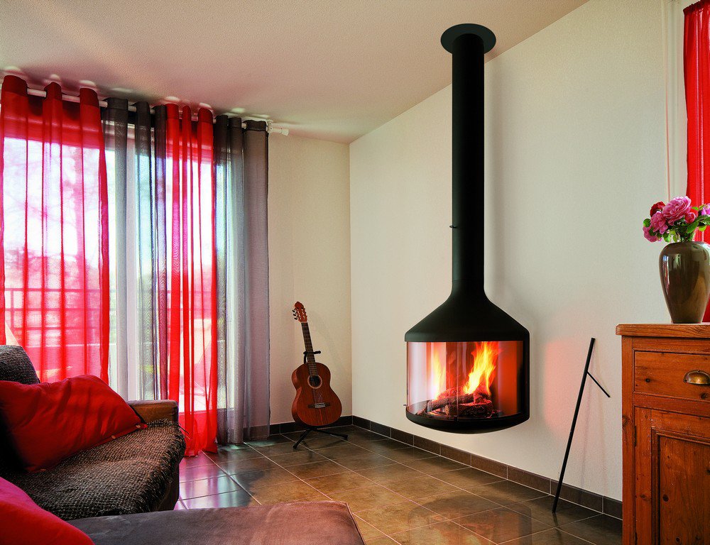 дровяной камин на стене