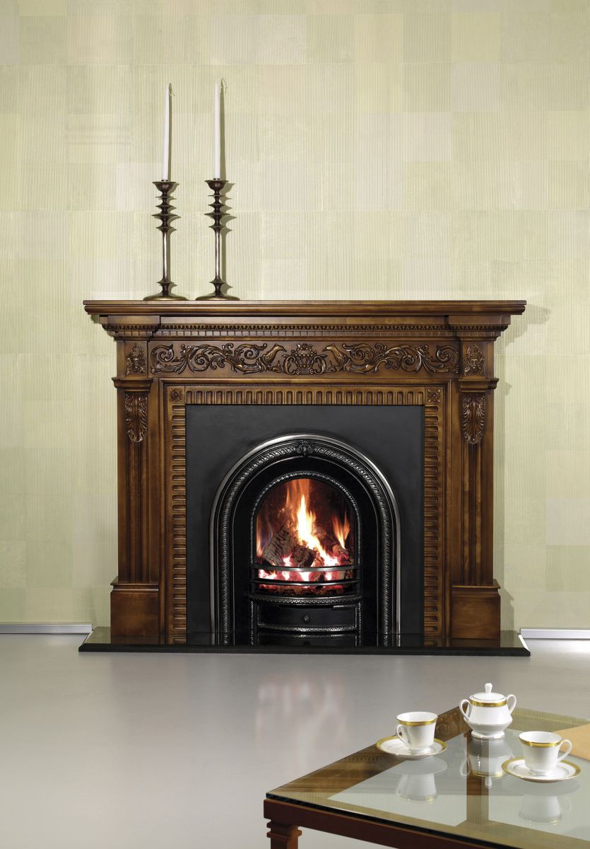 классический портал из красного дерева