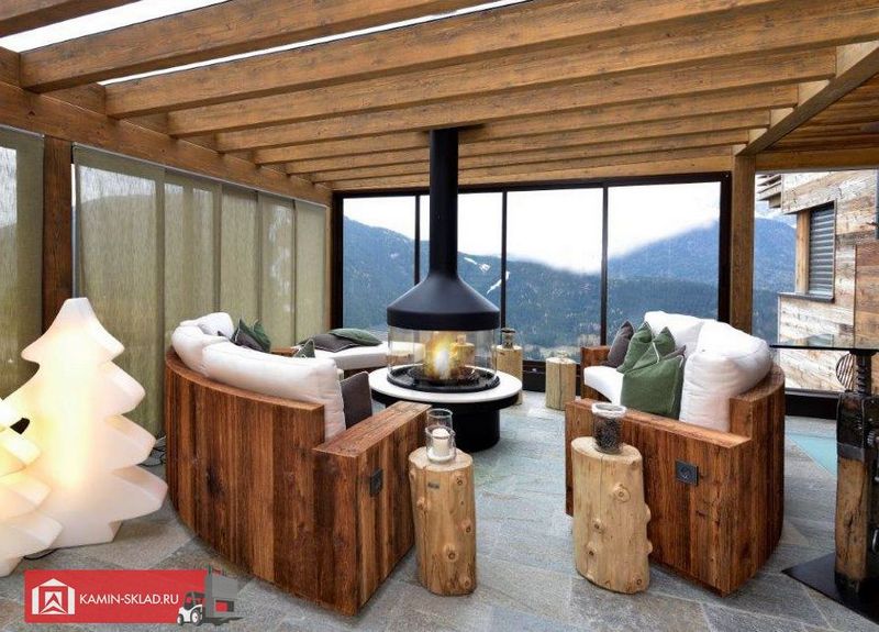 круглый камин в центре гостиной