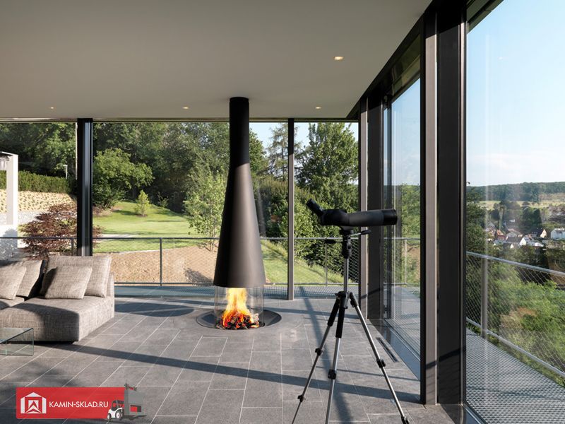 камин с круглым кожухом на веранде