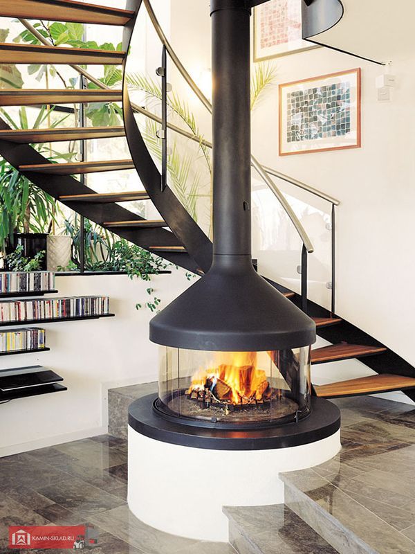 камин под лестницей