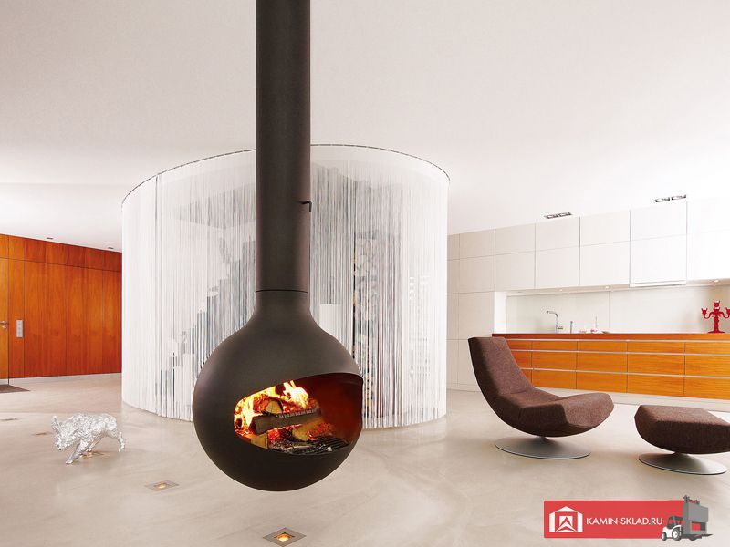 камин в виде капли с прорезью для окна