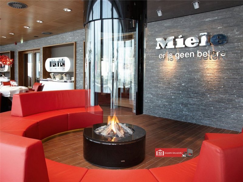 островной камин в форме цилиндра