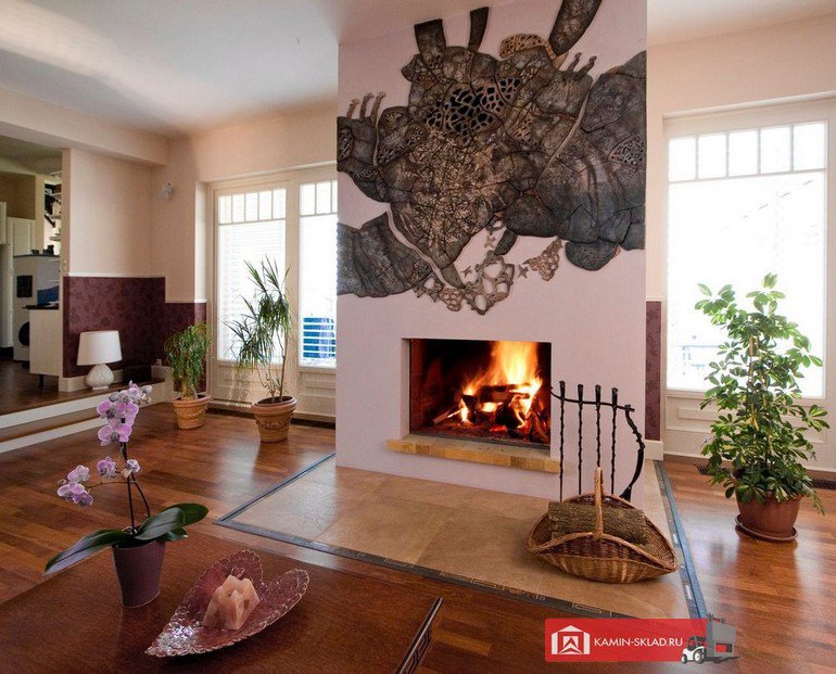 дровяной камин между окнами 