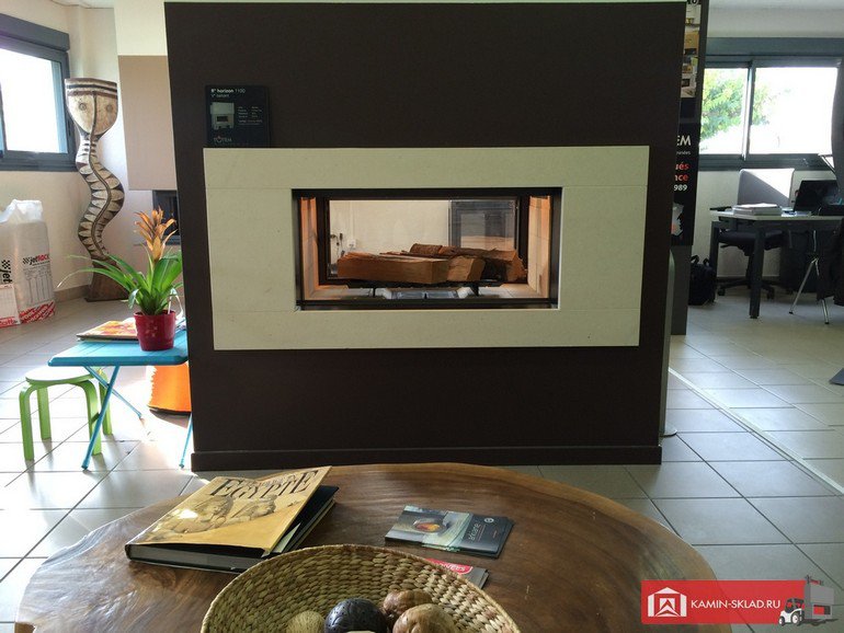 сквозной камин в центре комнаты