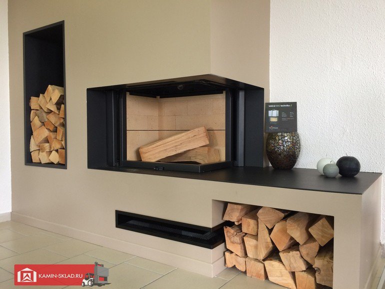 камин с боковым стеклом и дровницей